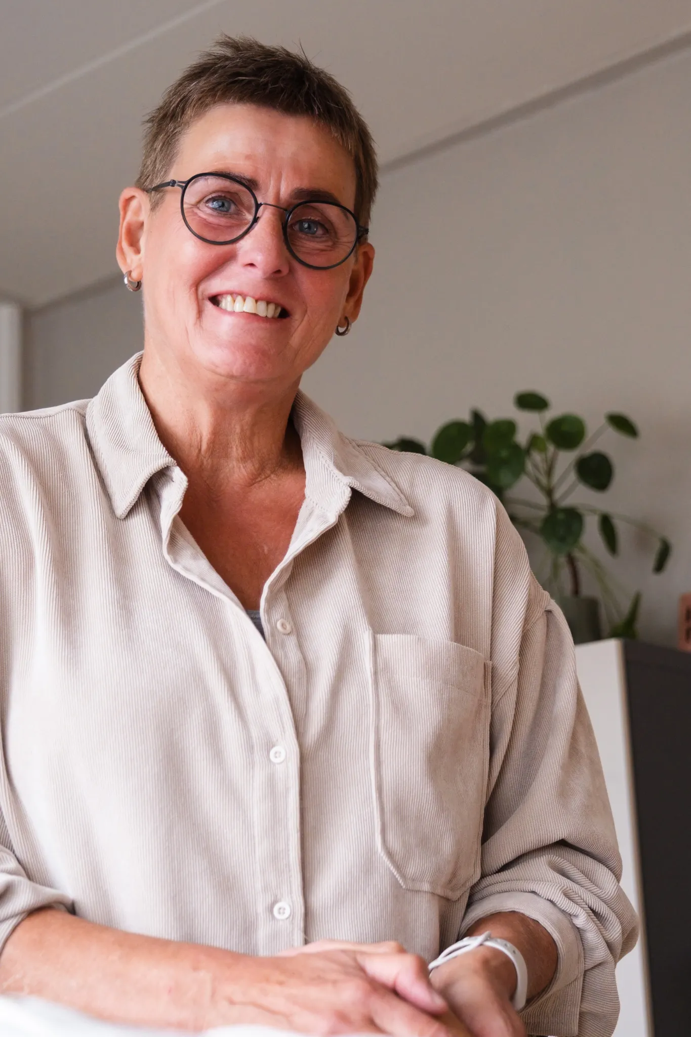 Thea van Holten-Terlouw in haar praktijk