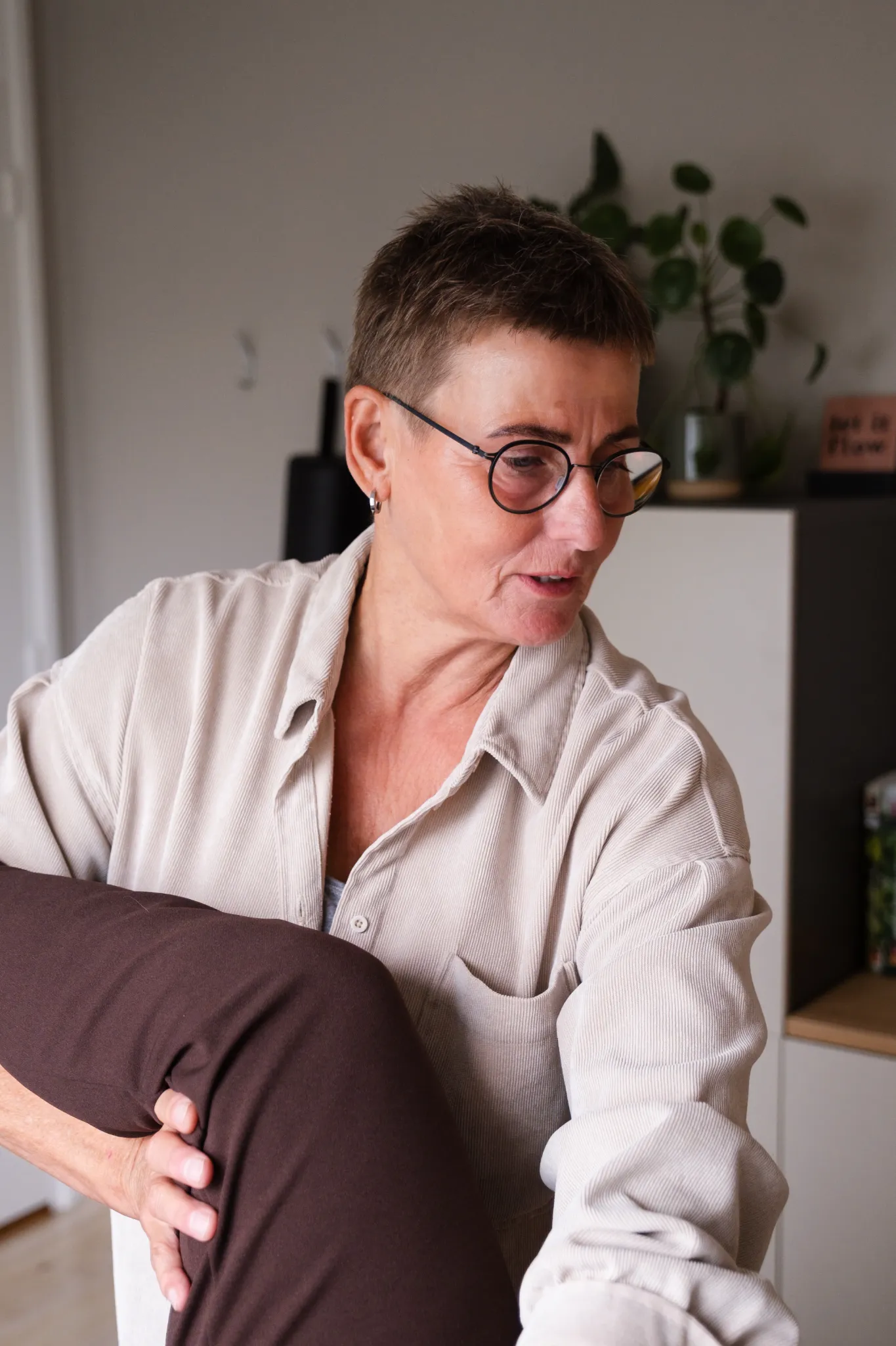 Thea van Holten-Terlouw tijdens een behandeling in haar praktijk